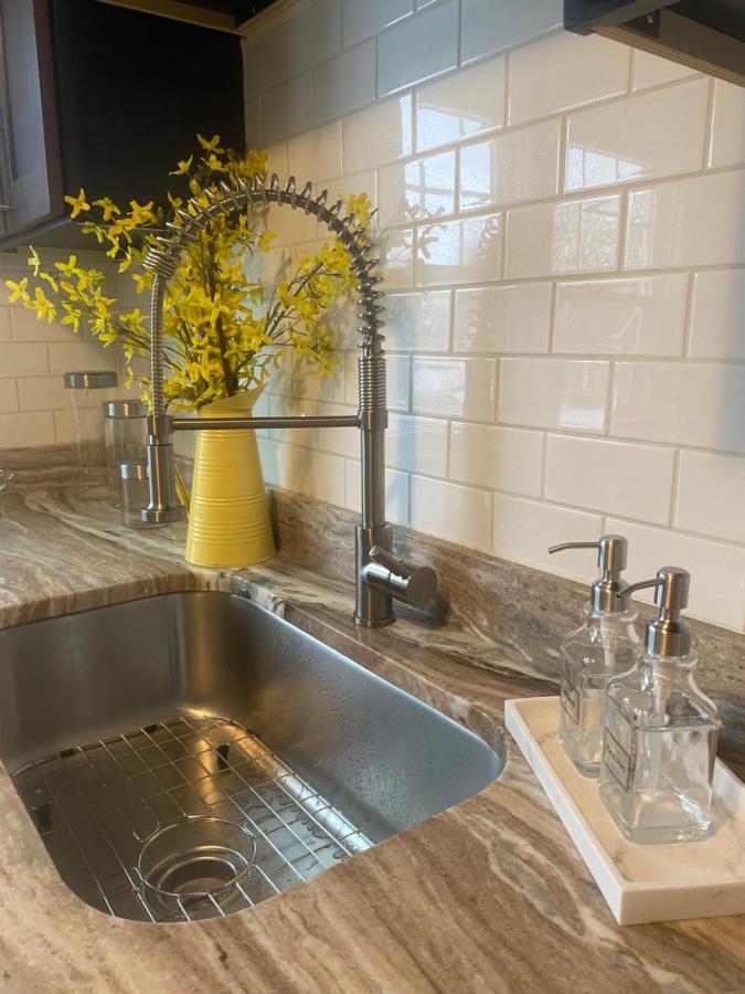Cozy, Upstairs Apartment Pets Welcome With Fee Family Friendly Close To Everything Кливланд Екстериор снимка