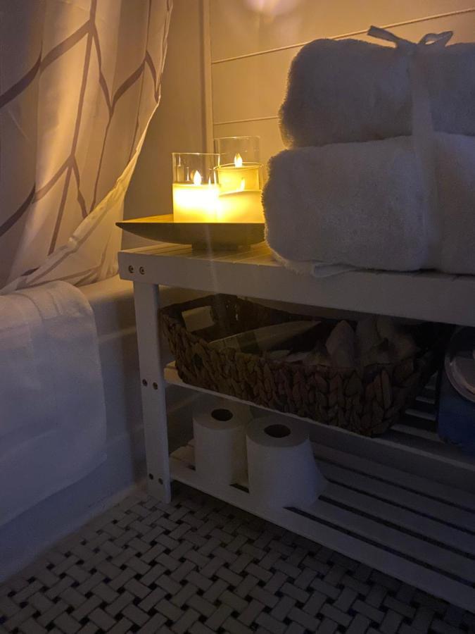 Cozy, Upstairs Apartment Pets Welcome With Fee Family Friendly Close To Everything Кливланд Екстериор снимка